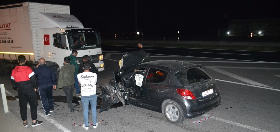 Ters yöne giren alkollü sürücü kamyonla kafa kafaya çarpıştı - 1