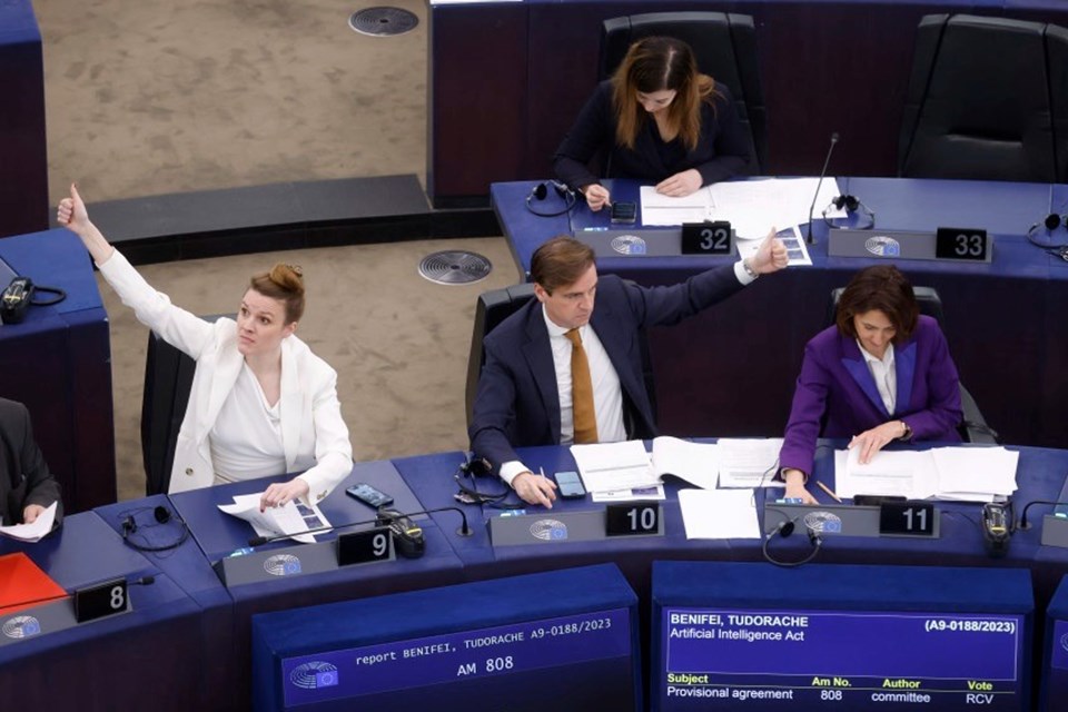 Dünyada bir ilk: Avrupa Parlamentosu, yapay zeka yasasını onayladı - 1