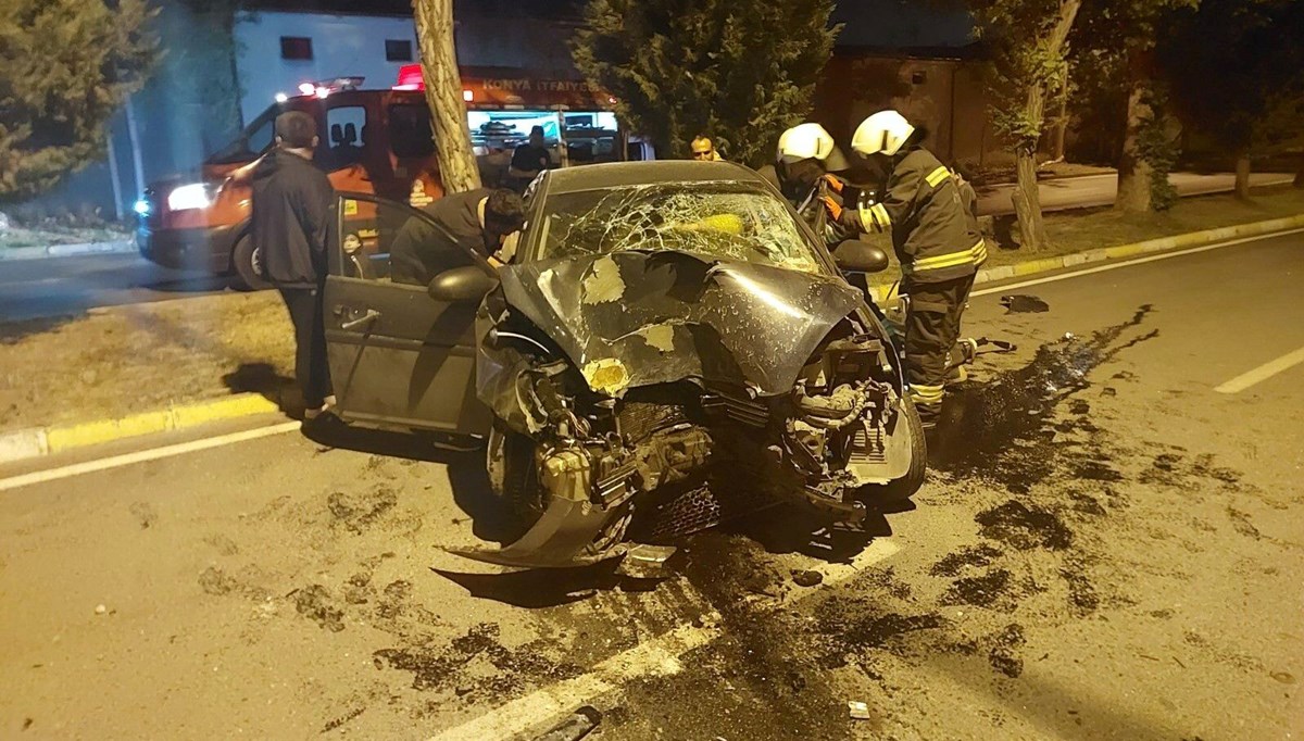 Otomobil aydınlatma direğine çarptı: 4 yaralı Otomobil aydınlatma direğine çarptı: 4 yaralı