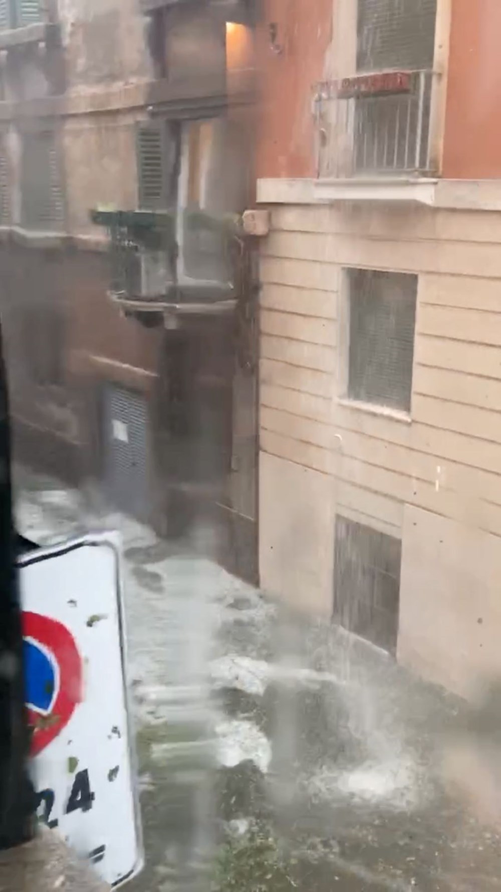 İtalya'da sağanak sonrası buz nehirleri - 2