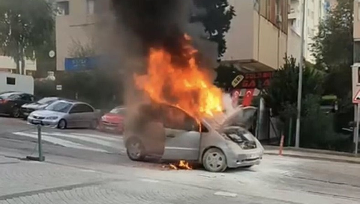 Seyir halindeki otomobil alev aldı