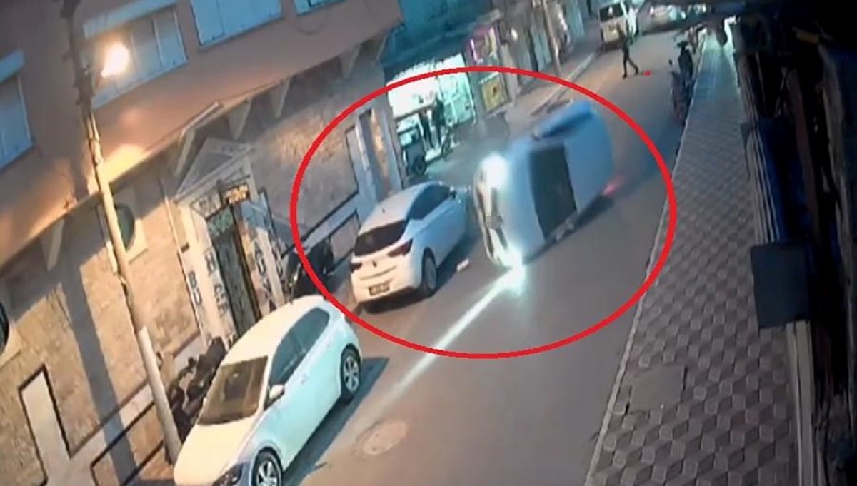 Park halindeki otomobile çarpıp takla attı Park halindeki otomobile çarpıp takla attı