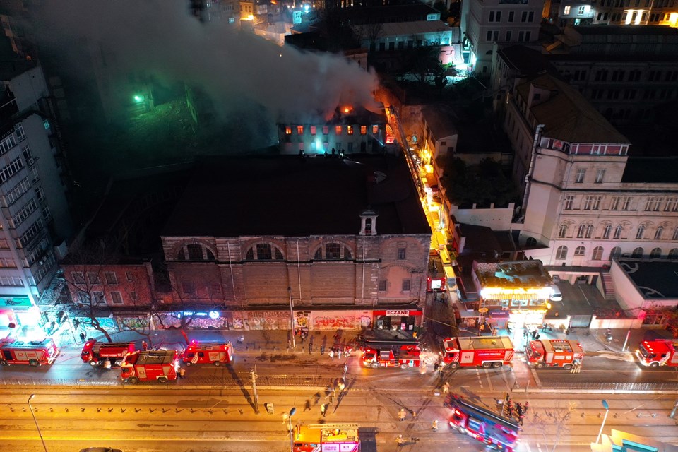 Beyoğlu'nda tarihi kilisenin lojmanında yangın: 2 kişi hayatını kaybetti - 1