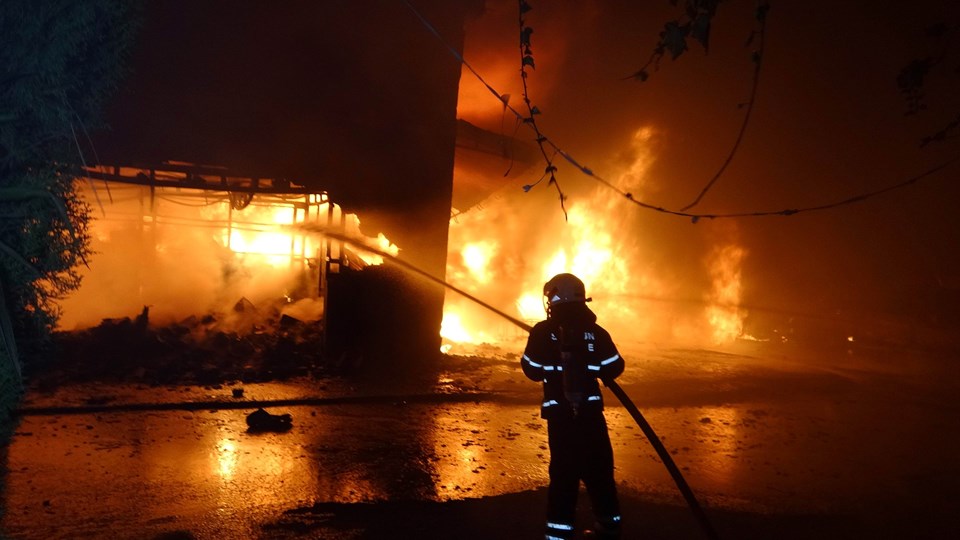 Samsun’da sanayi sitesinde yangın: 4 iş yeri ile 2 otomobil yandı - 2