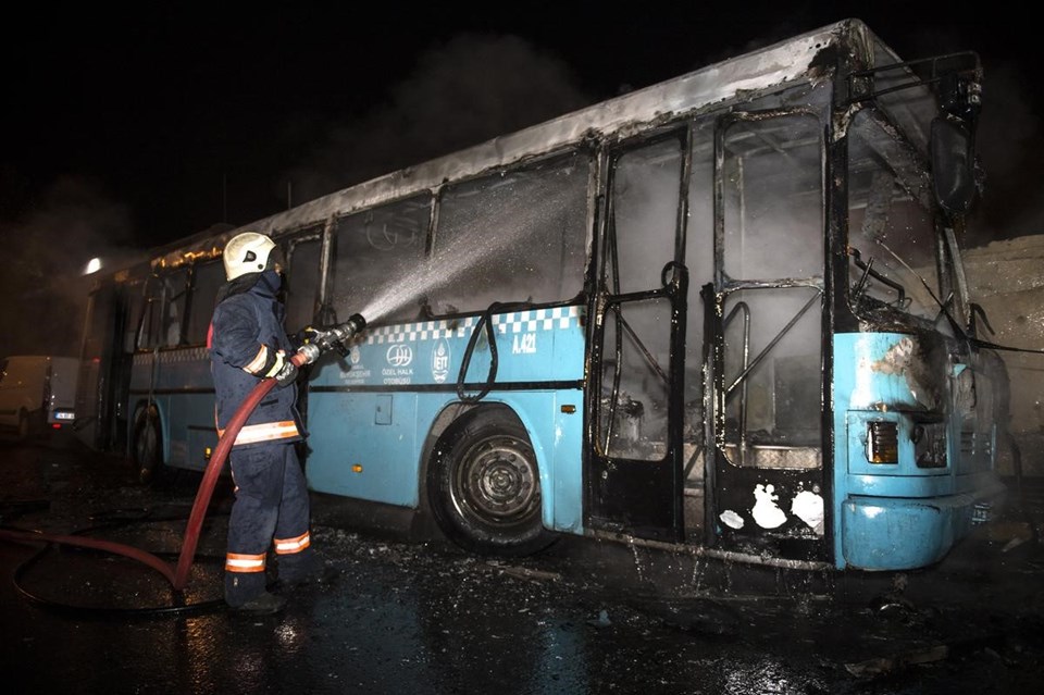 Bağcılar'da halk otobüsü molotofkokteyli ile yakıldı - 1