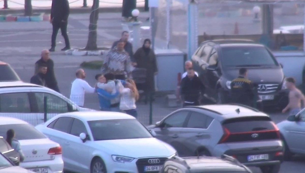 Silivri'de sokak ortasında tekme tokat kavga Silivri'de sokak ortasında tekme tokat kavga