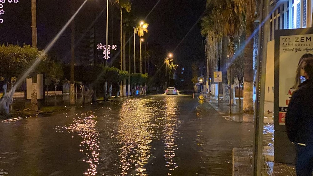 İskenderun'da deniz seviyesi yükseldi, caddeler su altına kaldı - 5