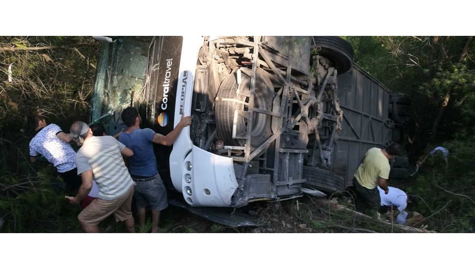 antalya da turist otobusu devrildi 25
