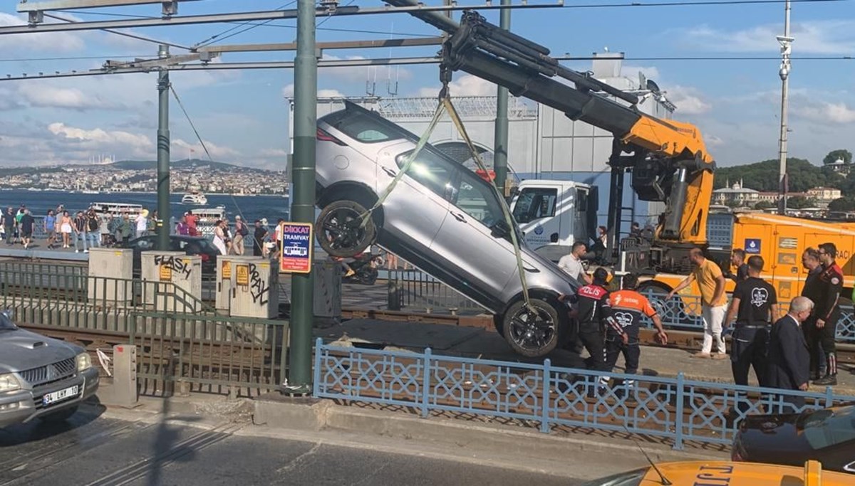 İstanbul’da tramvay yoluna giren cip, raylarda asılı kaldı (Seferler aksıyor)