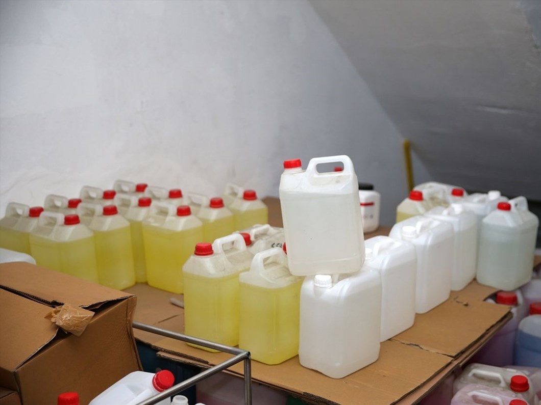 Istanbul Da Sahte Icki Operasyonu 7 Ton Alkol Ele Gecirildi Ntv