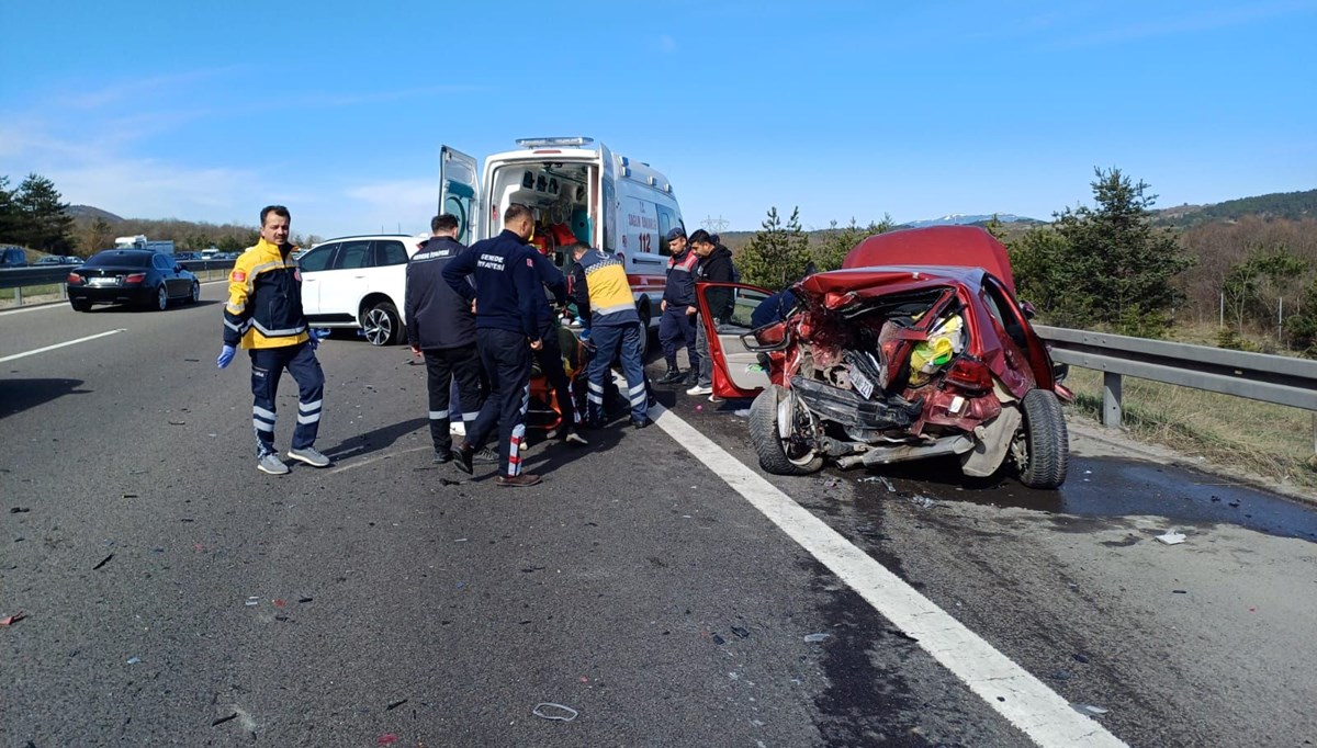 Anadolu Otoyolu'nda otomobil ile cip çarpıştı: 3 yaralı