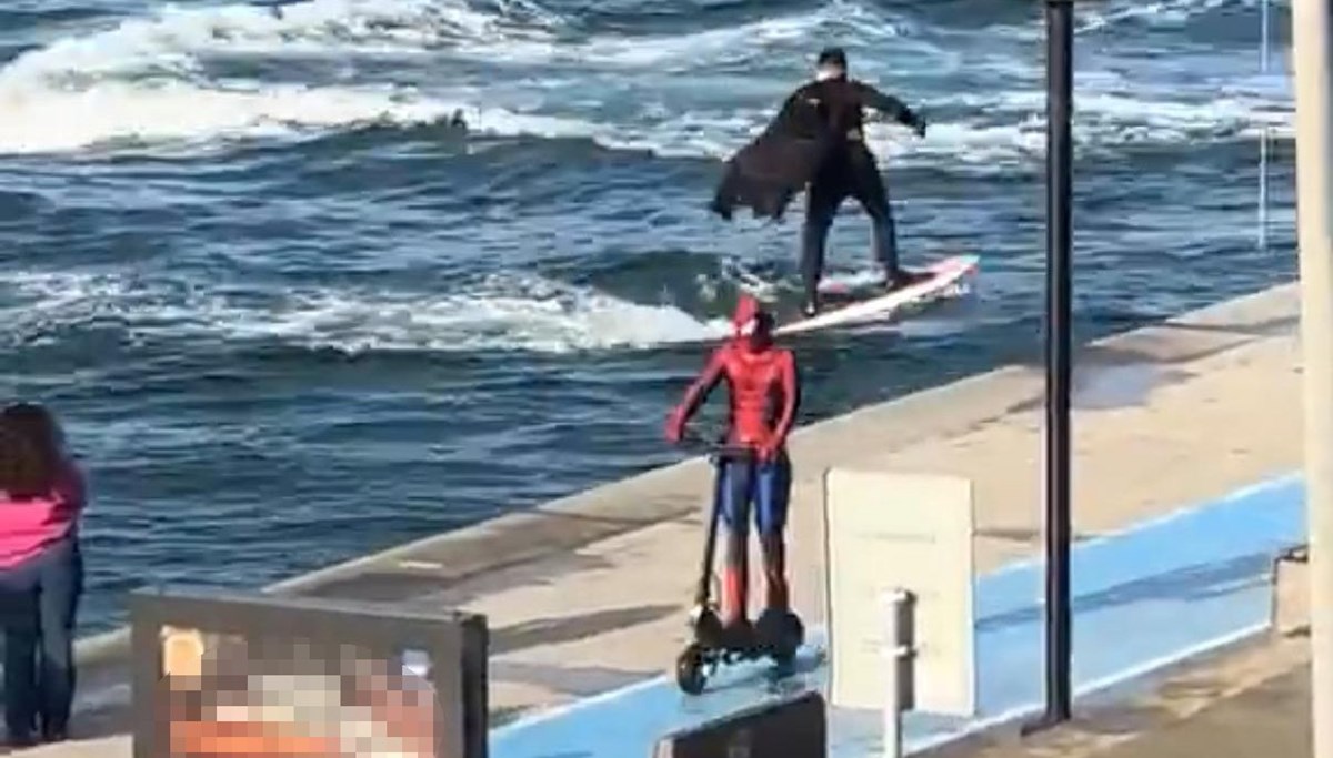Bebek sahilinde ilginç görüntüler: Batman sörf yaptı, Spider Man scooter kullandı