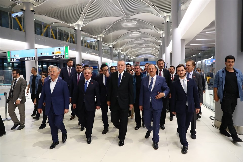 Cumhurbaşkanı Erdoğan'ı taşıyan uçak 3. havalimanına indi - 5