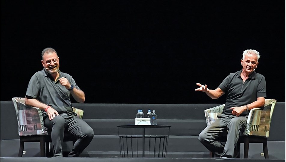 Can Yılmaz ve Zafer Algöz'den sosyal mesafeli stand up gösterisi (Alkış yerine korna ve selektör)