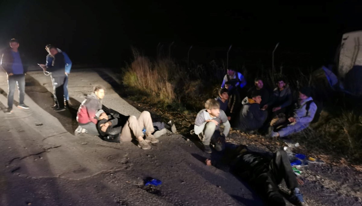 Kaçak göçmenleri taşıyan minibüs devrildi: 20 yaralı Kaçak göçmenleri taşıyan minibüs devrildi: 20 yaralı