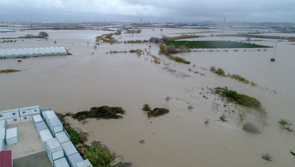 Antalya'da şiddetli yağış sele neden oldu: 40 kişi kurtarıldı - 1