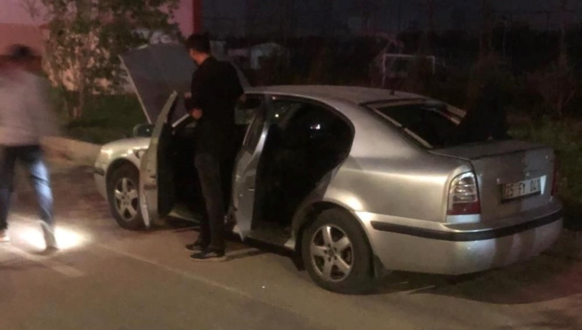 Arabada sıkışan gaz patladı: 4 kişi hastanelik oldu Arabada sıkışan gaz patladı: 4 kişi hastanelik oldu
