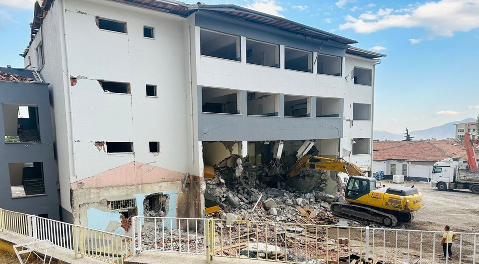 Gaziantep’te ağır hasarlı okul, yıkım sırasında çöktü - 1