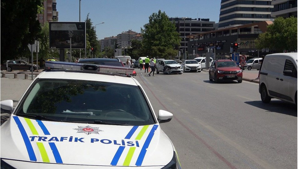 Konya'da hatalı dönüş kazası: 3 yaralı