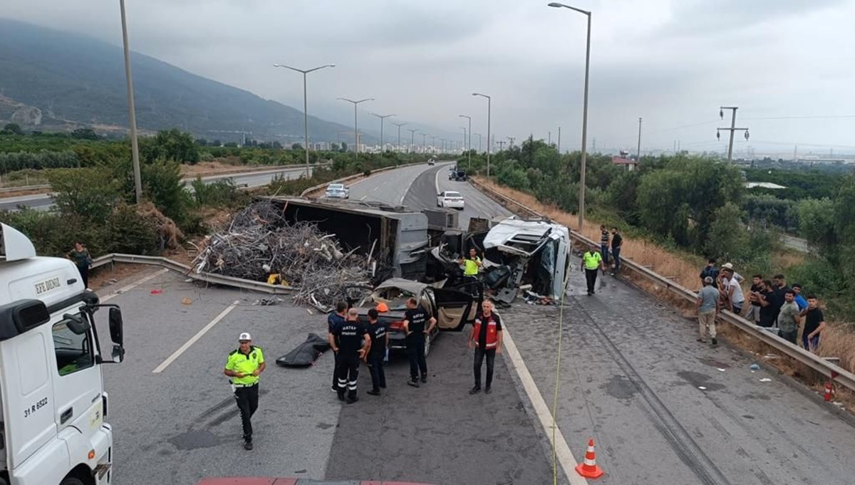 Hatay'da devrilen TIR'a otomobil çarptı: 1 ölü, 2 yaralı