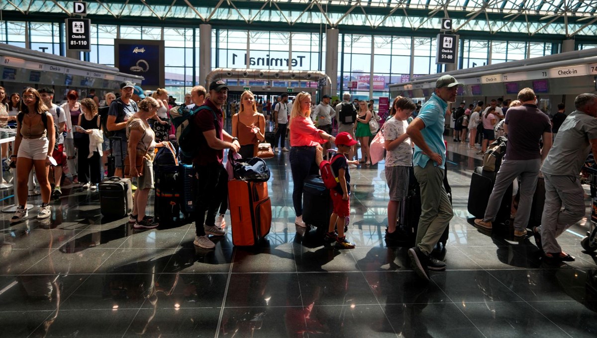 İtalya'da 4 saatlik grev nedeniyle yüzlerce uçuş iptal edildi