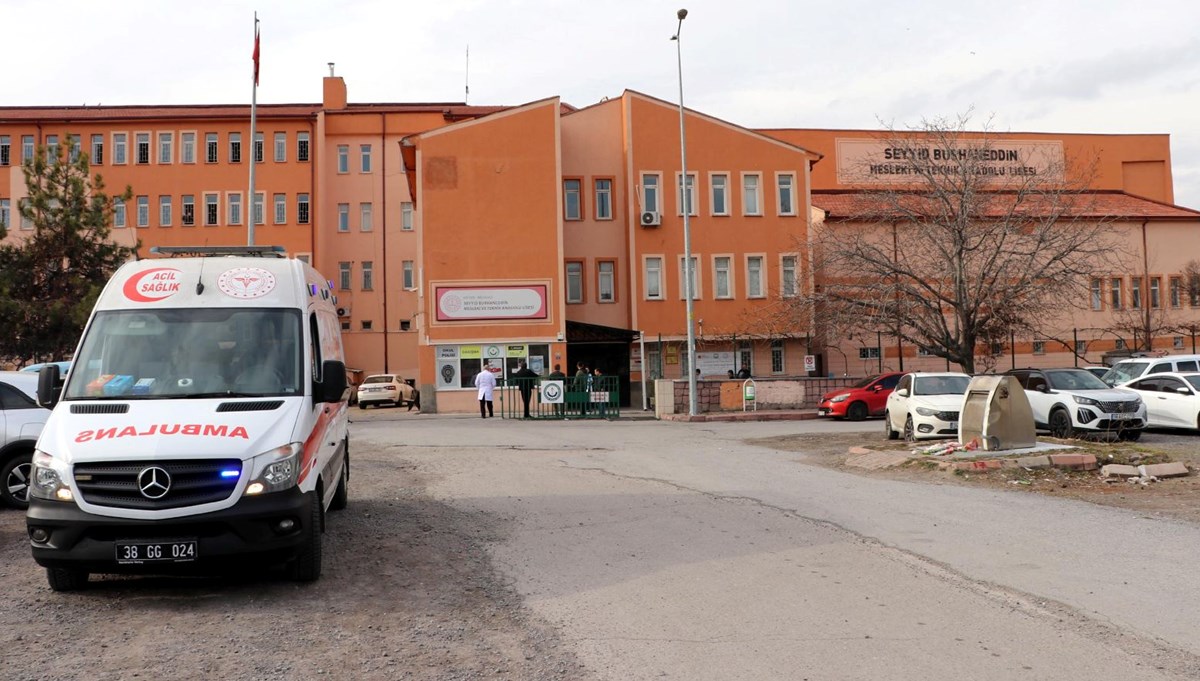 Kayseri'de zehirlenme şüphesi: 12 öğrenci hastanelik oldu Kayseri'de zehirlenme şüphesi: 12 öğrenci hastanelik oldu