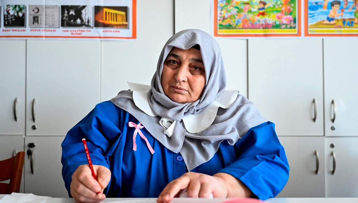 62 yaşında ilk defa mavi önlü giydi: Çocukluk hayâli huzurevinde gerçek oldu