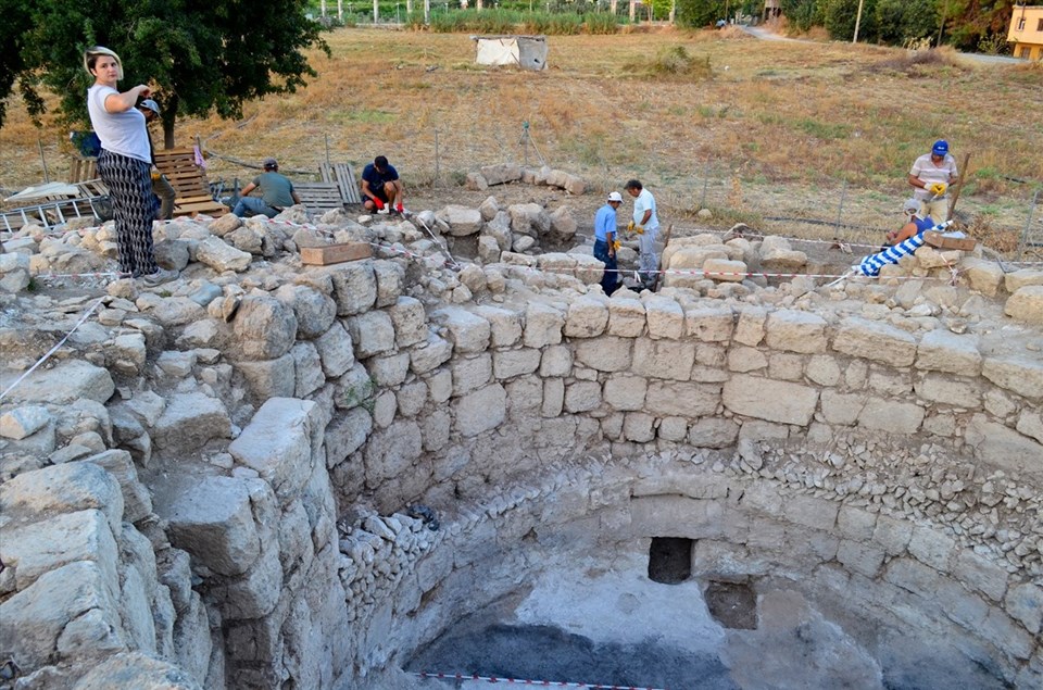 Mersin Soli Pompeipolis Antik Kenti'ndeki kazılarda Aratos'un anıt mezarının zeminine ulaşıldı - 1