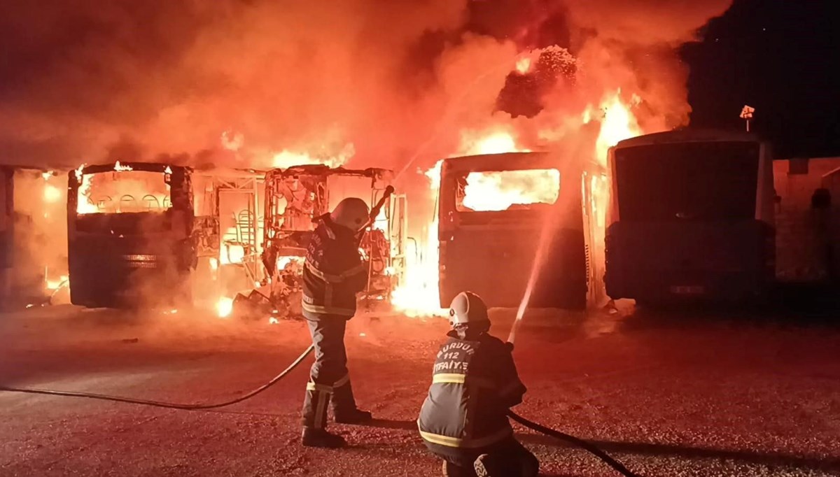 Burdur'da otoparkta yangın: 5 halk otobüsü alev alev yanarak hurdaya döndü