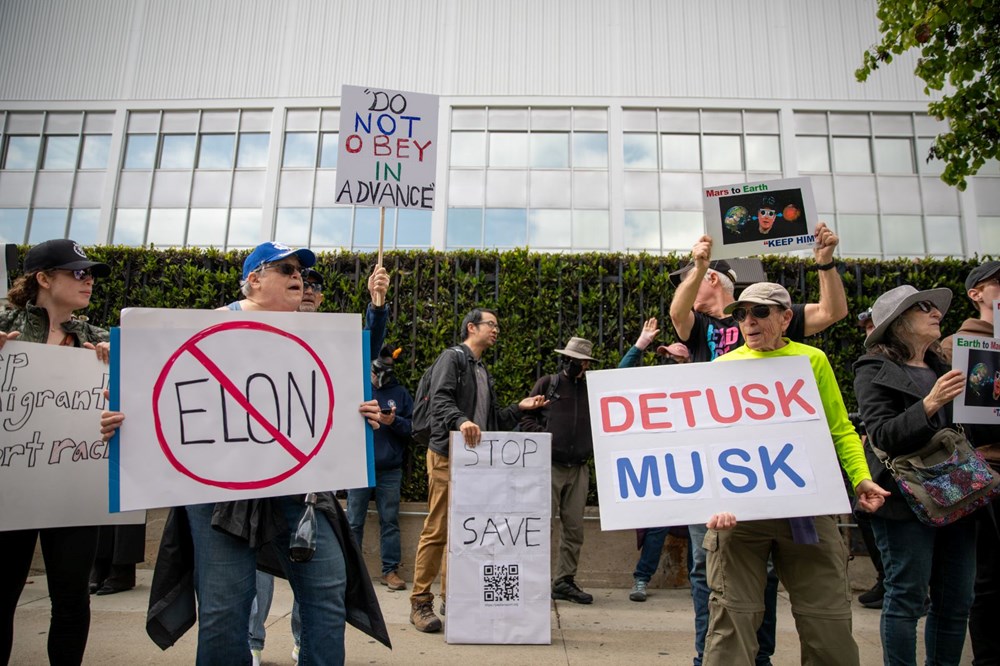 SpaceX ve Tesla önünde Elon Musk protestosu: Trump yönetimindeki rolüne tepki - 14