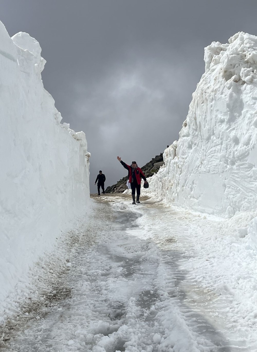 Türkiye’nin büyük bölümü kavrulurken, Rize’de karla mücadele
var: Ekipler yolları açmaya çalışıyor - 1