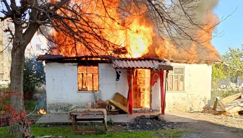 Antalya’da gecekondu alev alev yandı