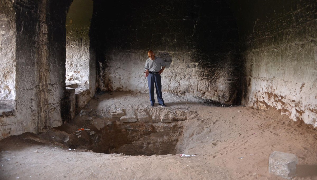 158 yıllık Kavakkapı'da defineciler 2 metrelik kuyu kazdı