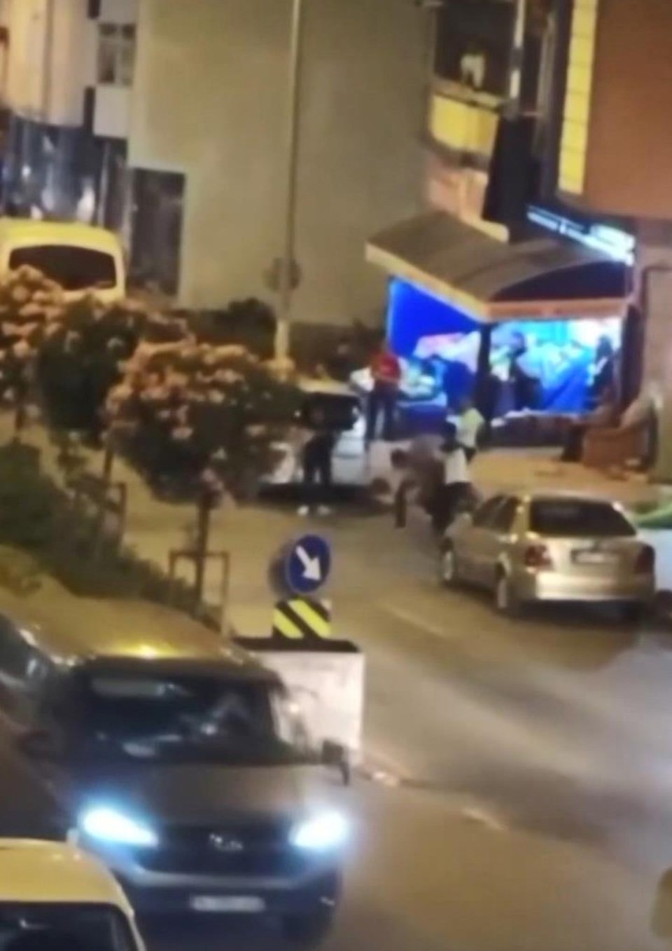 Ehliyetsiz sürücünün yakınları polise 'soda şişesi' ile saldırdı - 2
