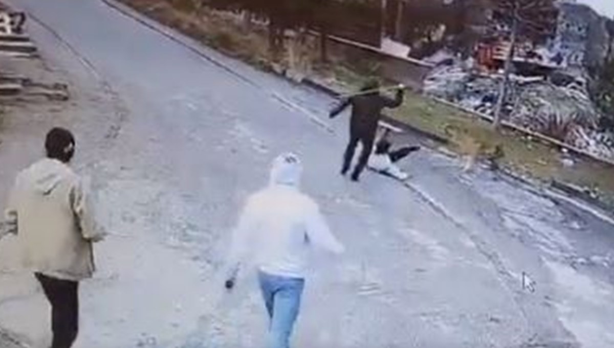 Ankara'da bir köpek saldırısı daha kamerada: Öğrenciyi öğretmeni kurtardı Ankara'da bir köpek saldırısı daha kamerada: Öğrenciyi öğretmeni kurtardı