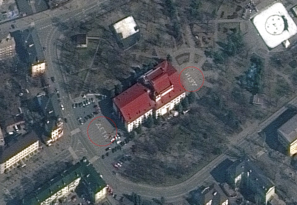 Uydu fotoğraflarında binanın bahçesinde 'Çocuklar' yazdğı görülüyor. 