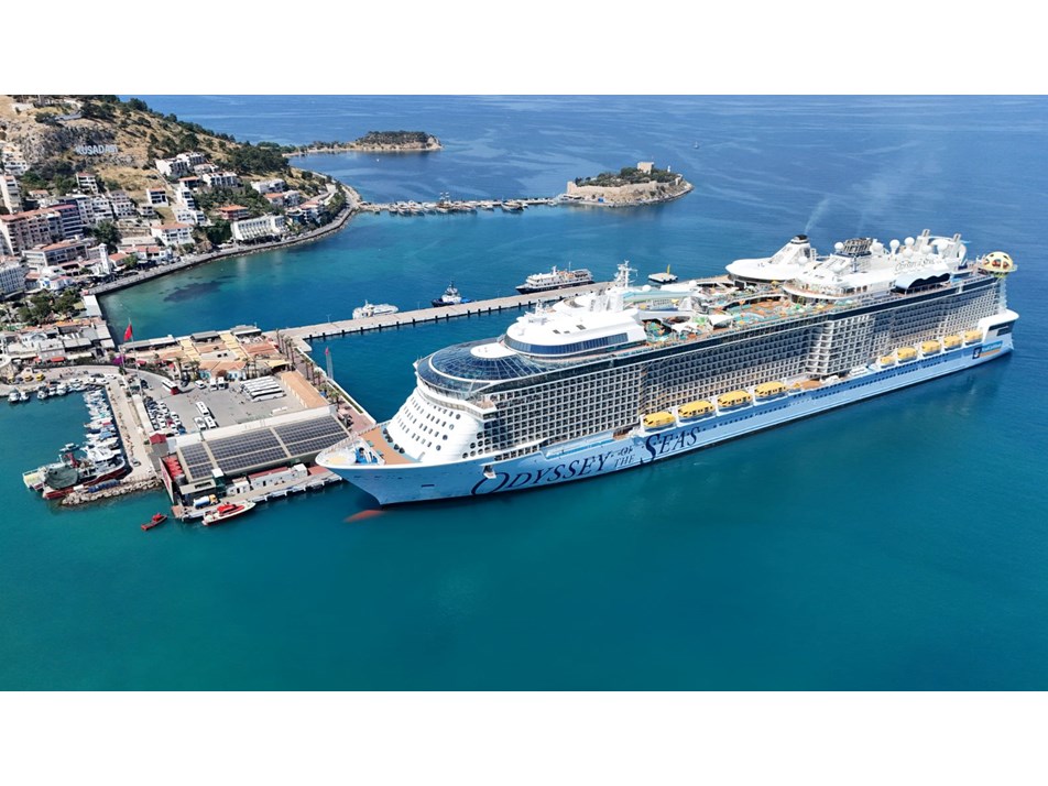 Turistler Kuşadası'na geldi