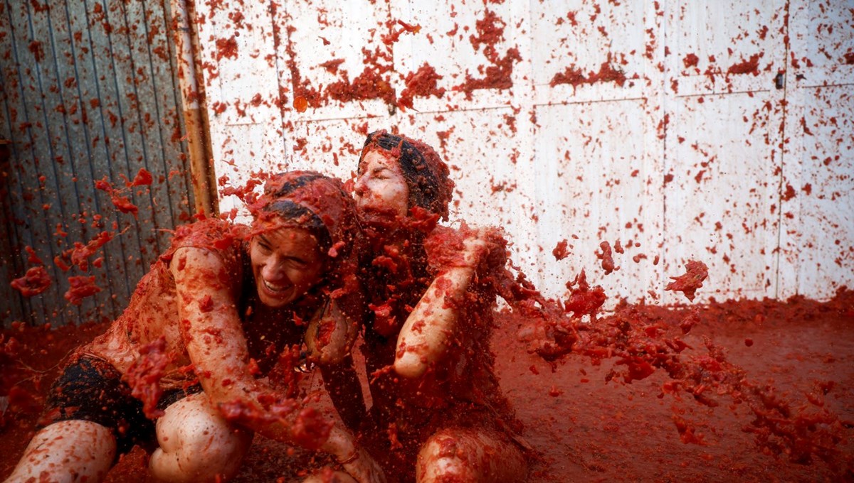 İspanya'da La Tomatina festivalinde 130 ton domates havalarda uçuştu
