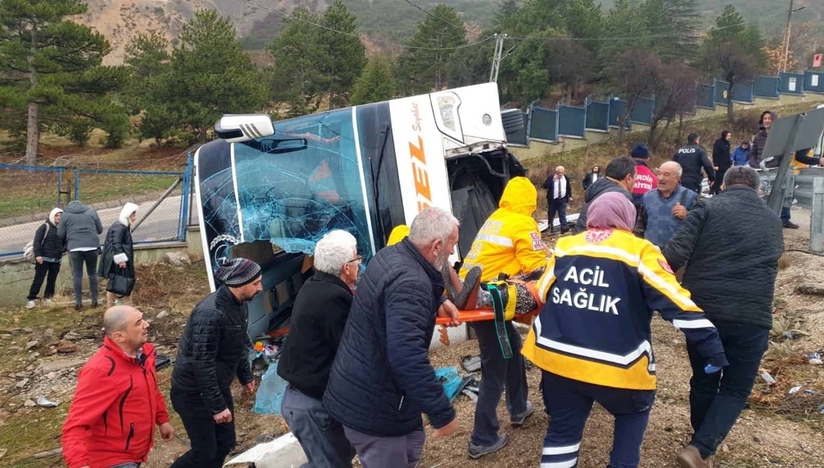 Isparta'da yolcu otobüsü devrildi: 1 ölü, 18 yaralı