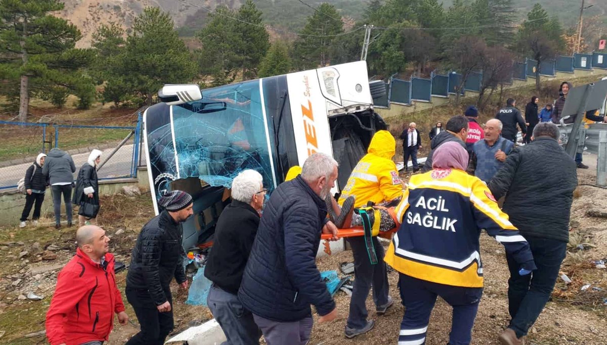 Isparta'da yolcu otobüsü devrildi: 1 ölü, 18 yaralı Isparta'da yolcu otobüsü devrildi: 1 ölü, 18 yaralı