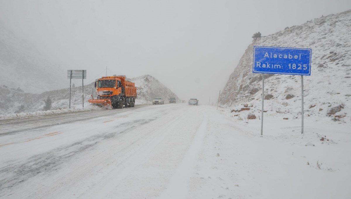 Antalya beyaza büründü: Kar kalınlığı 20 santimetreye ulaştı Antalya beyaza büründü: Kar kalınlığı 20 santimetreye ulaştı
