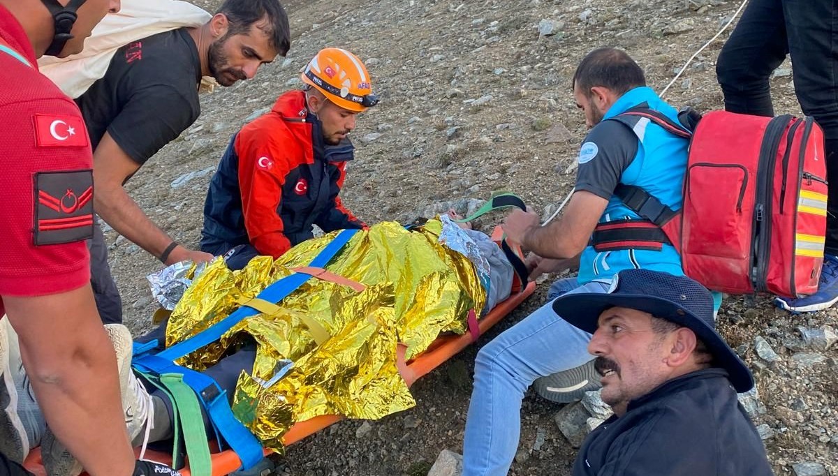 Erzincan'da zorunlu iniş yapan yamaç paraşütçüsü 7 saatte kurtarıldı Erzincan'da zorunlu iniş yapan yamaç paraşütçüsü 7 saatte kurtarıldı