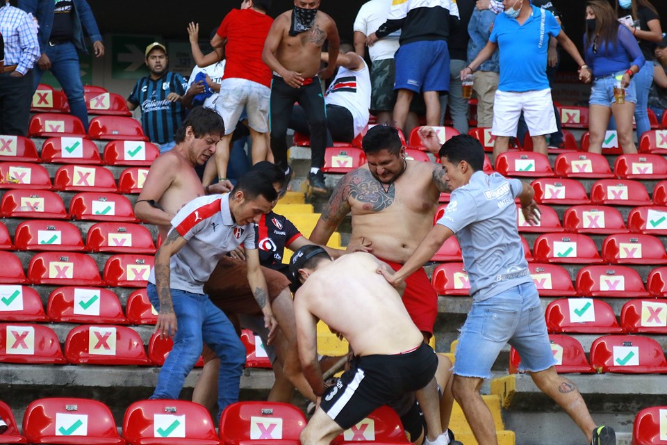 Meksika'da futbol maçında stat savaş alanına döndü: 17 ölü - 2