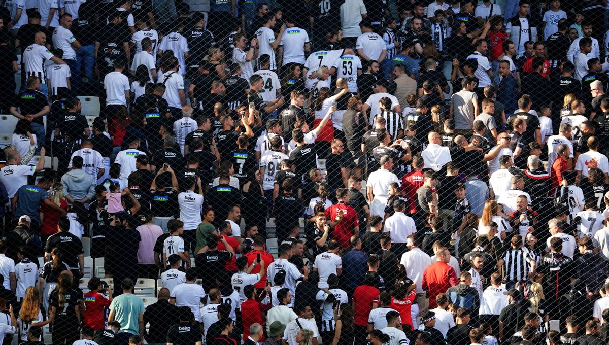 Beşiktaş'ta yönetime protesto: Taraftarlar sahaya sırtını döndü Beşiktaş'ta yönetime protesto: Taraftarlar sahaya sırtını döndü