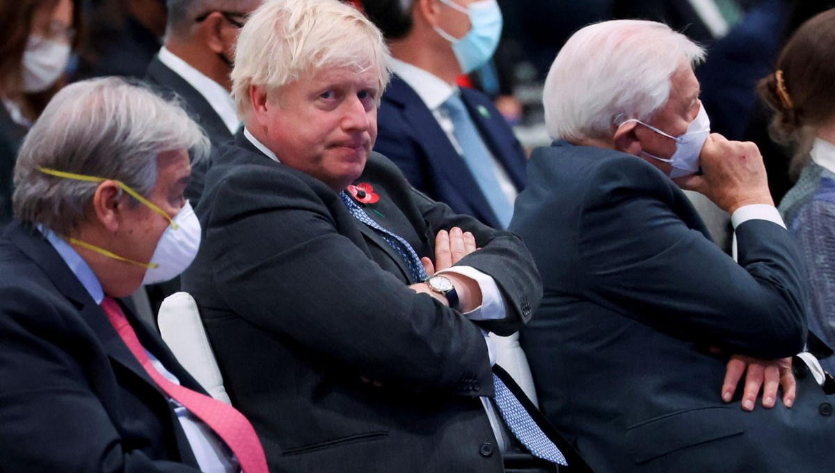 Boris Johnson kiralık takım elbise giydi