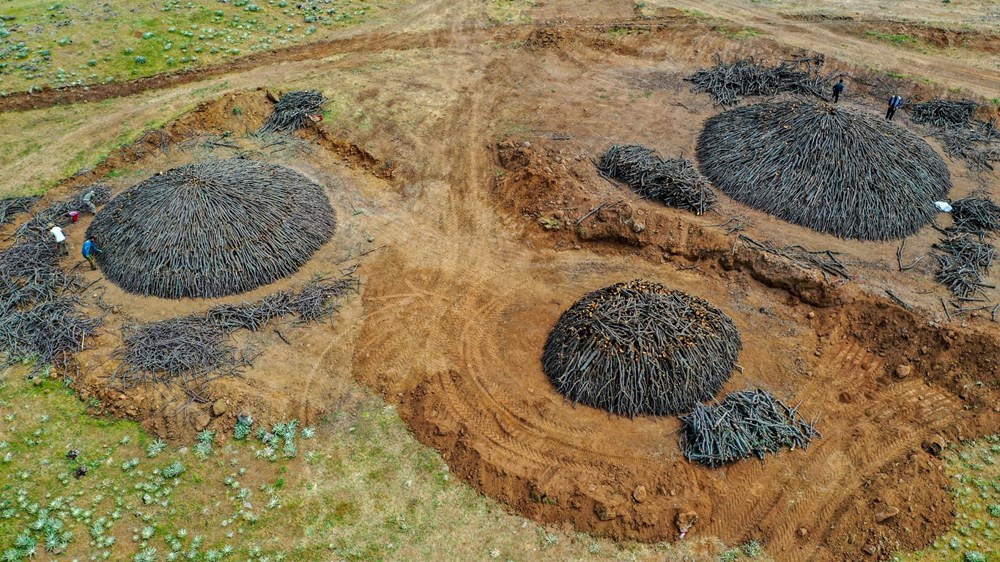 Ekmeklerini mangal kömüründen çıkarıyorlar - 12