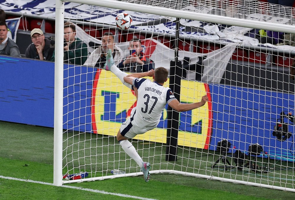 Avrupa Ligi'nde şampiyonluğu getiren inanması güç müdahale: Taraftarlar gol diye ayağa kalkmıştı 74