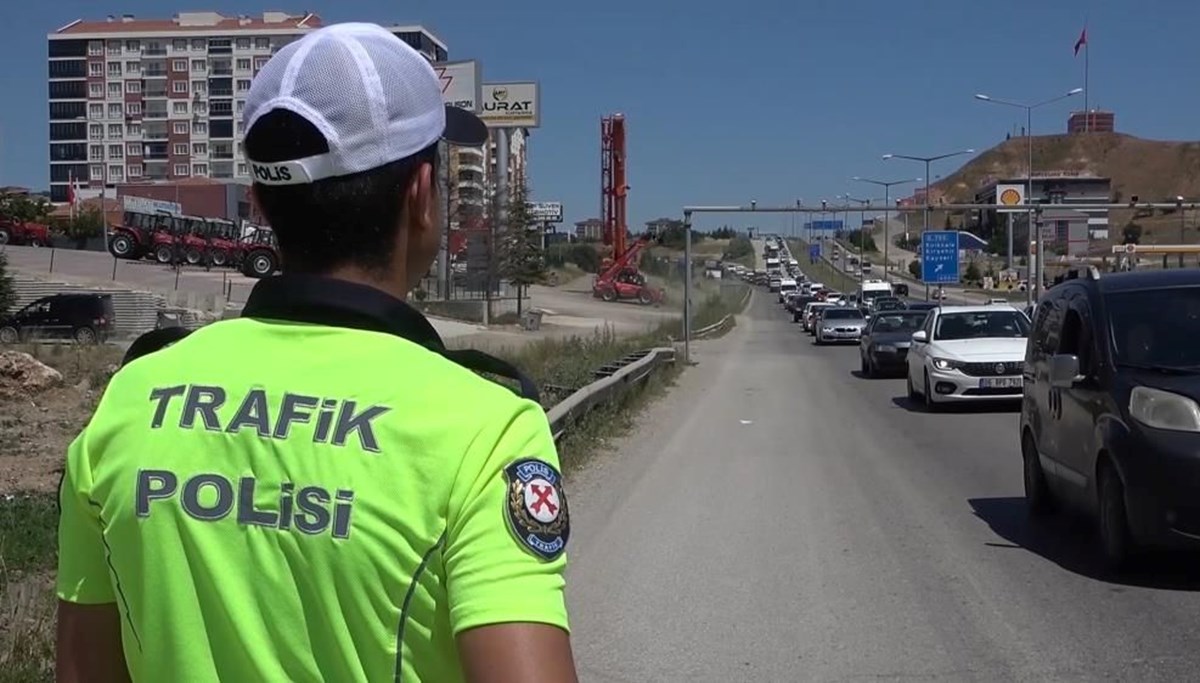 “Kilit kavşak”ta 1 haftada 13 milyon lira ceza “Kilit kavşak”ta 1 haftada 13 milyon lira ceza
