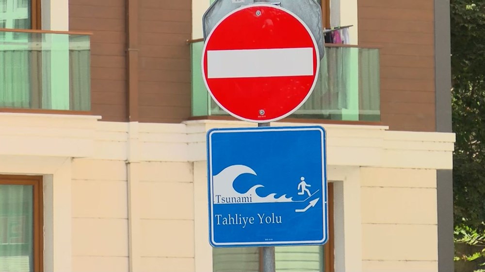 İstanbul'da 'tsunamiden kaçış' tabelaları - 1