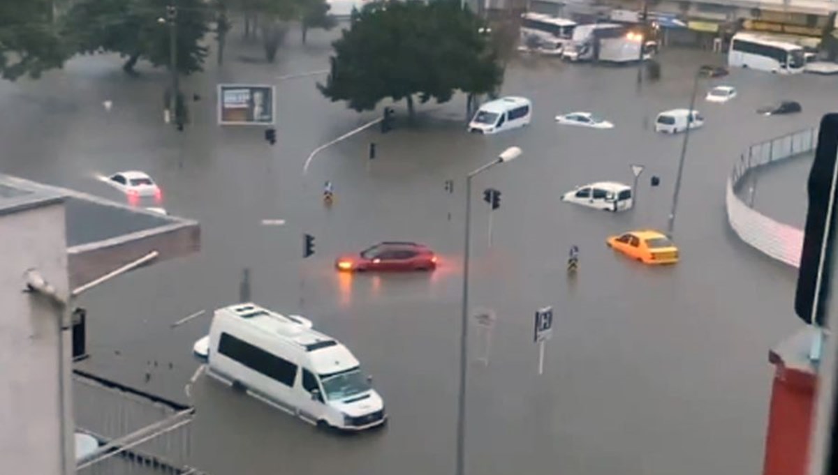 Antalya'da sel ve su baskını: 1 kişi yaşamını yitirdi, 3 ilçede okullar yarın da tatil (4 şehir için turuncu kodlu uyarı)